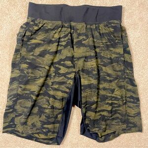 Lululemon Men’s T.H.E. Short Lined 9” Small (camo green)